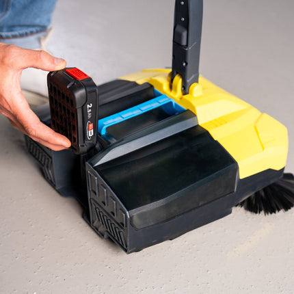 Einsetzen eines 18V Akkus in den GLORIA EasySweep 18V – kompatibel mit Bosch Power for All