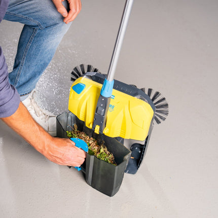 Entleeren des Schmutzauffangbehälters beim GLORIA EasySweep 18V nach der Reinigung