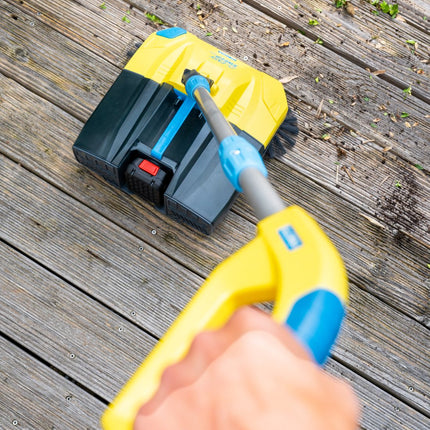 Staubfreie Terrassenreinigung mit dem GLORIA EasySweep 18V Akku-Kehrsystem ohne Aufwirbeln von Schmutz
